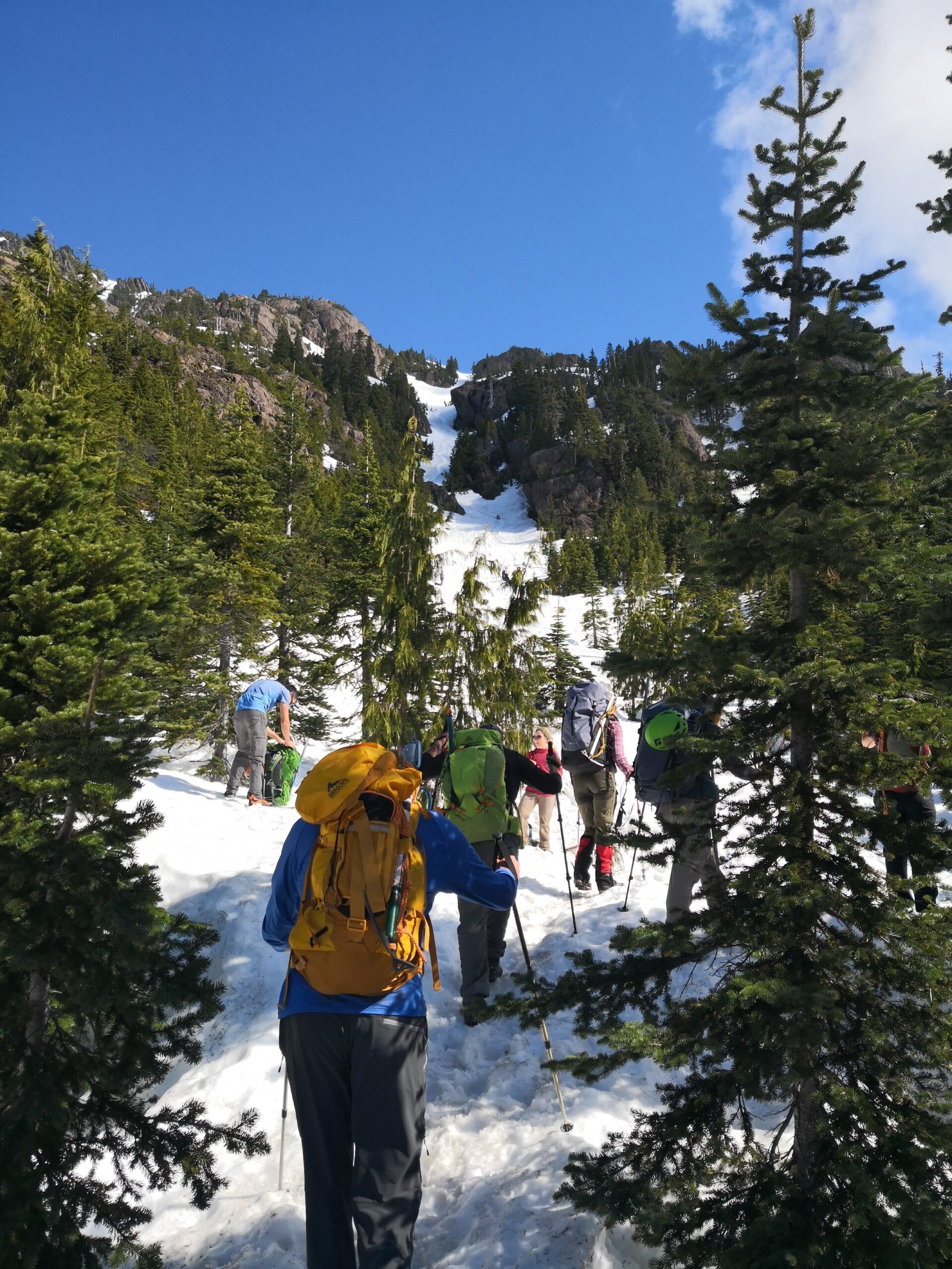 personas escalando montaña con nieve con loco por la aventura