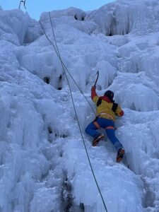 loco por la aventura escalando sobre hielo